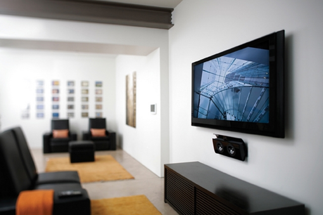 Повесить тв на стену. Телевизор на стене. Кронштейн для телевизора на стену. Повесить телевизор на стену. Телевизор висит на стене.